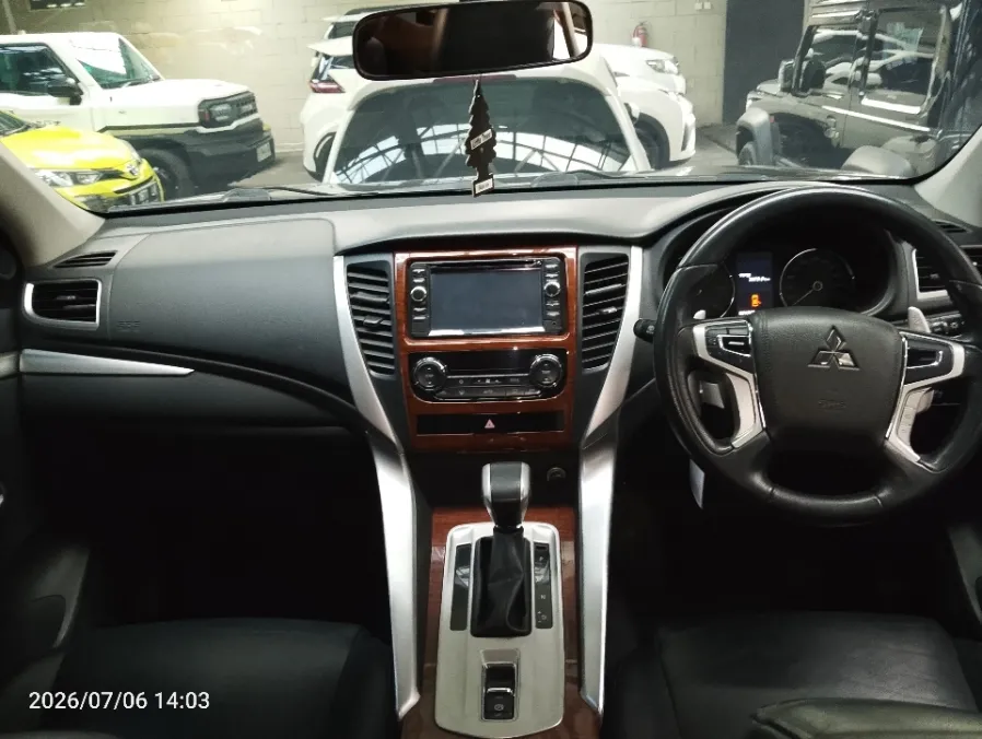 Foto Mobil Bekas Dashboard Mitsubishi Pajero Sport 2.4 Dakar 4X2 tahun 2016