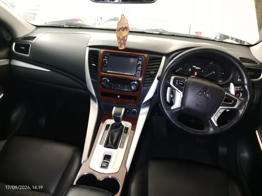 Foto Mobil Bekas Dashboard Mitsubishi Pajero Sport 2.4 Dakar 4X2 tahun 2016