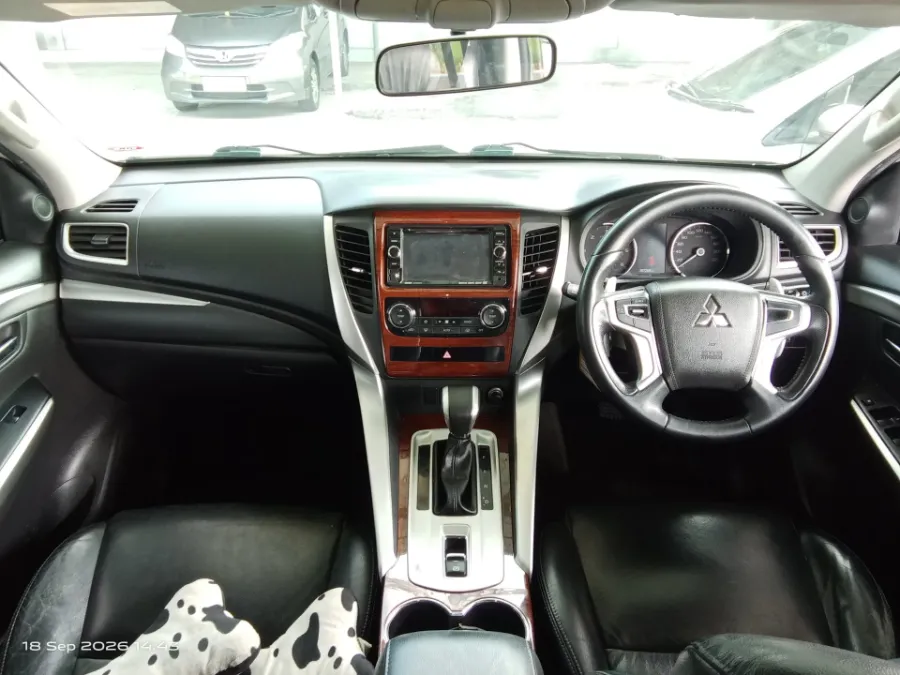 Foto Mobil Bekas Dashboard Mitsubishi Pajero Sport 2.4 Dakar 4X2 tahun 2016