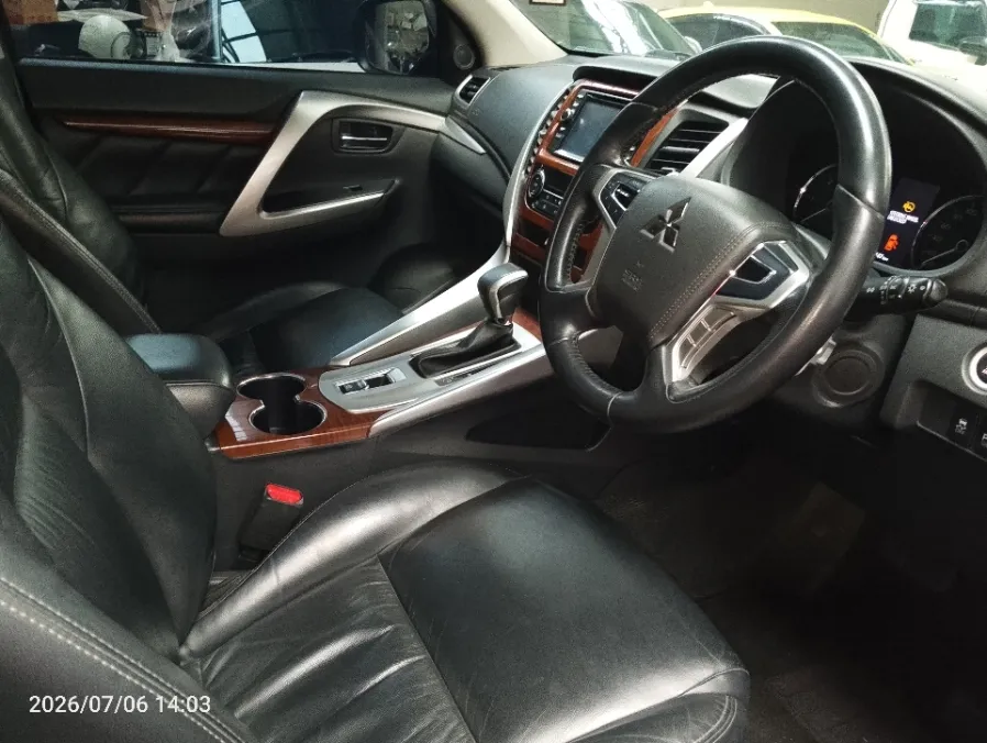 Foto Mobil Bekas Kabin Depan Mitsubishi Pajero Sport 2.4 Dakar 4X2 tahun 2016