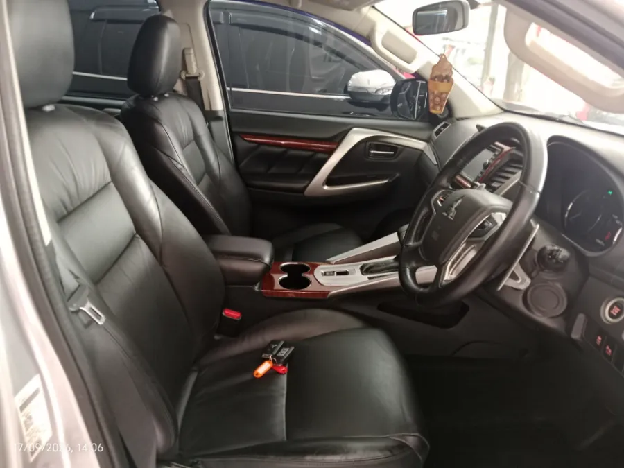 Foto Mobil Bekas Kabin Depan Mitsubishi Pajero Sport 2.4 Dakar 4X2 tahun 2016
