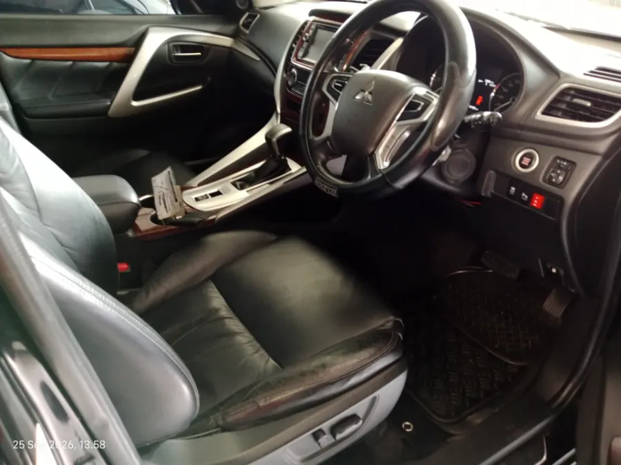 Foto Mobil Bekas Kabin Depan Mitsubishi Pajero Sport 2.4 Dakar 4X2 tahun 2016