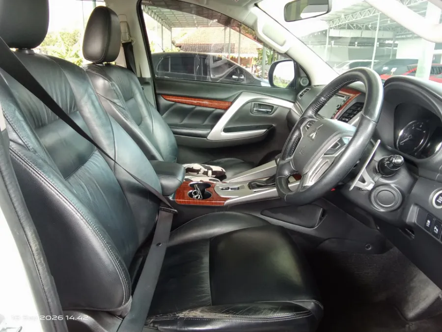 Foto Mobil Bekas Kabin Depan Mitsubishi Pajero Sport 2.4 Dakar 4X2 tahun 2016