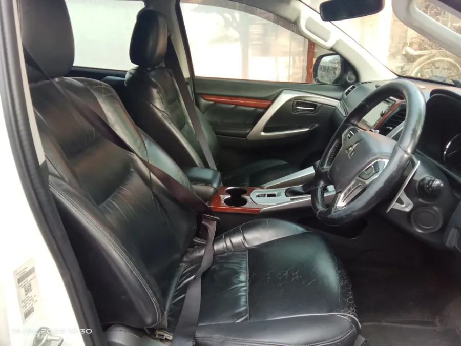 Foto Mobil Bekas Kabin Depan Mitsubishi Pajero Sport 2.4 Dakar 4X2 tahun 2016