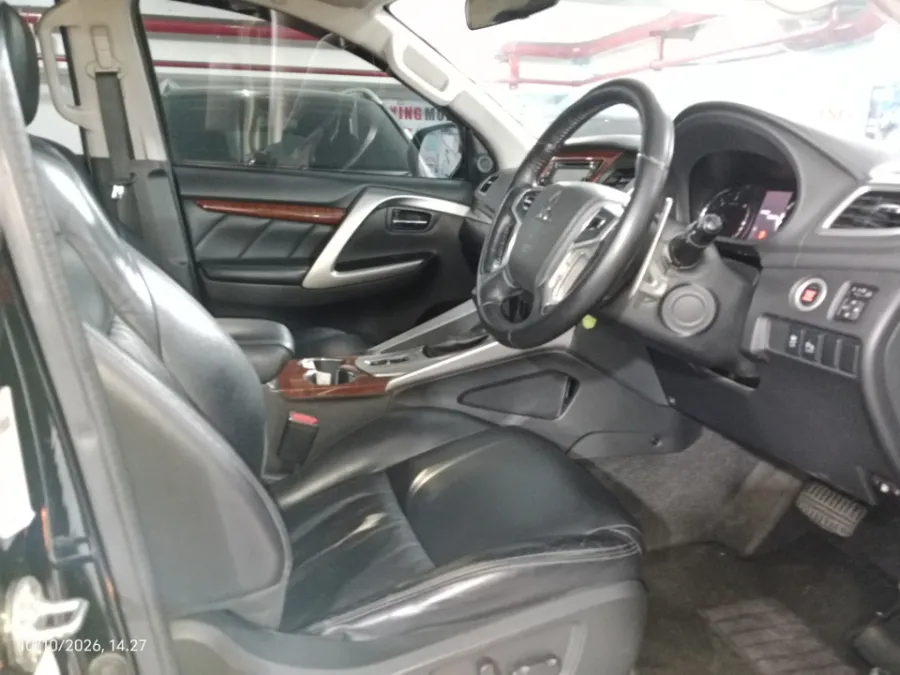 Foto Mobil Bekas Kabin Depan Mitsubishi Pajero Sport 2.4 Dakar 4X2 tahun 2016