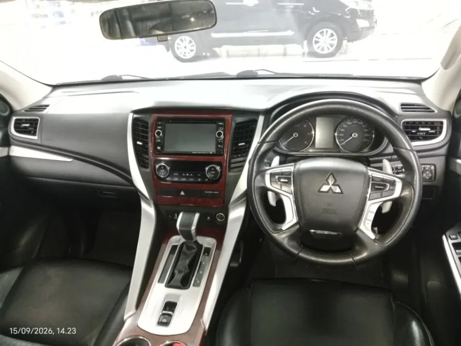 Foto Mobil Bekas Dashboard Mitsubishi Pajero Sport 2.4 Dakar 4X2 tahun 2017
