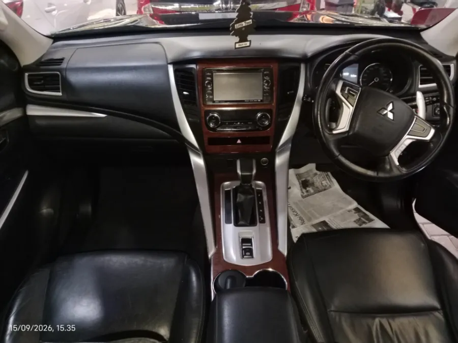 Foto Mobil Bekas Dashboard Mitsubishi Pajero Sport 2.4 Dakar 4X2 tahun 2017