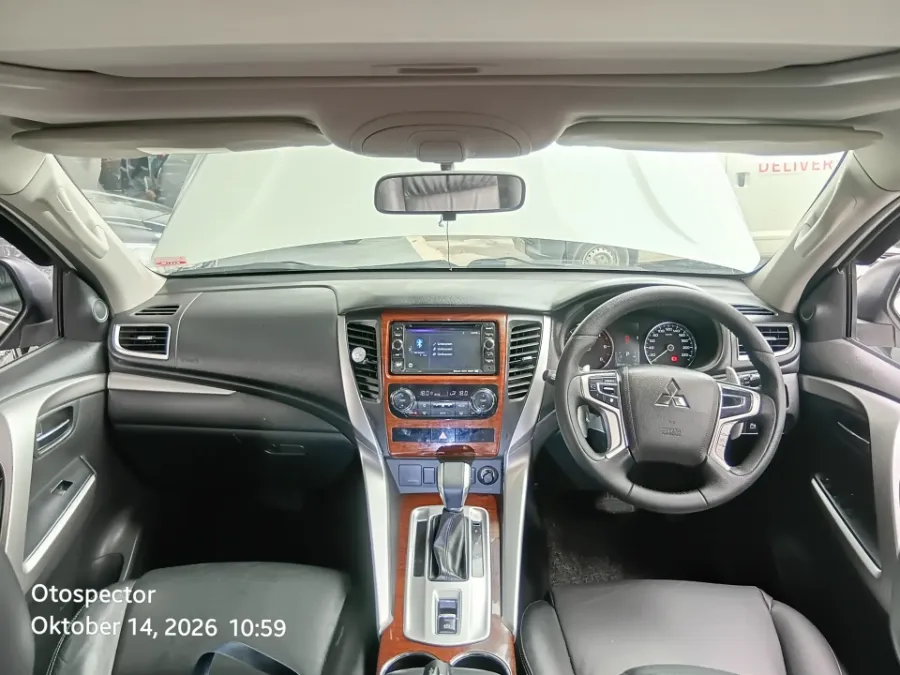 Foto Mobil Bekas Dashboard Mitsubishi Pajero Sport 2.4 Dakar 4X2 tahun 2017