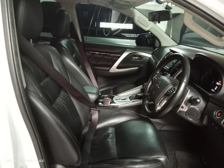 Foto Mobil Bekas Kabin Depan Mitsubishi Pajero Sport 2.4 Dakar 4X2 tahun 2017
