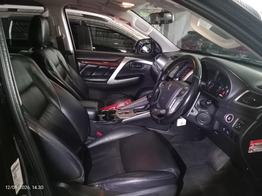 Foto Mobil Bekas Kabin Depan Mitsubishi Pajero Sport 2.4 Dakar 4X2 tahun 2017