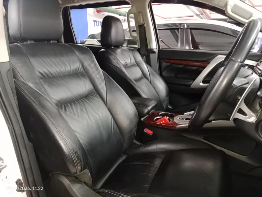 Foto Mobil Bekas Kabin Depan Mitsubishi Pajero Sport 2.4 Dakar 4X2 tahun 2017