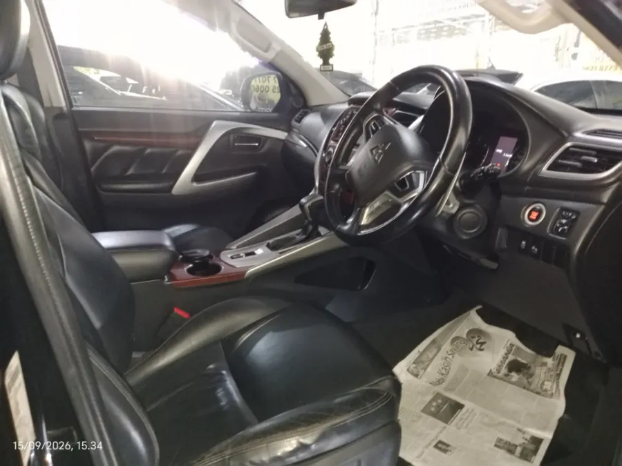 Foto Mobil Bekas Kabin Depan Mitsubishi Pajero Sport 2.4 Dakar 4X2 tahun 2017