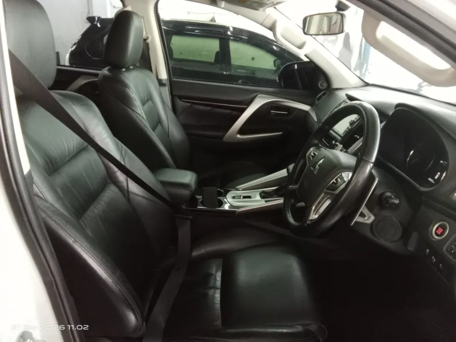 Foto Mobil Bekas Kabin Depan Mitsubishi Pajero Sport 2.4 Dakar 4X2 tahun 2017