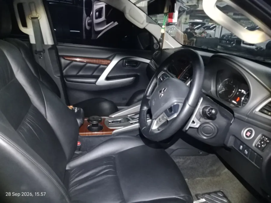 Foto Mobil Bekas Kabin Depan Mitsubishi Pajero Sport 2.4 Dakar 4X2 tahun 2017