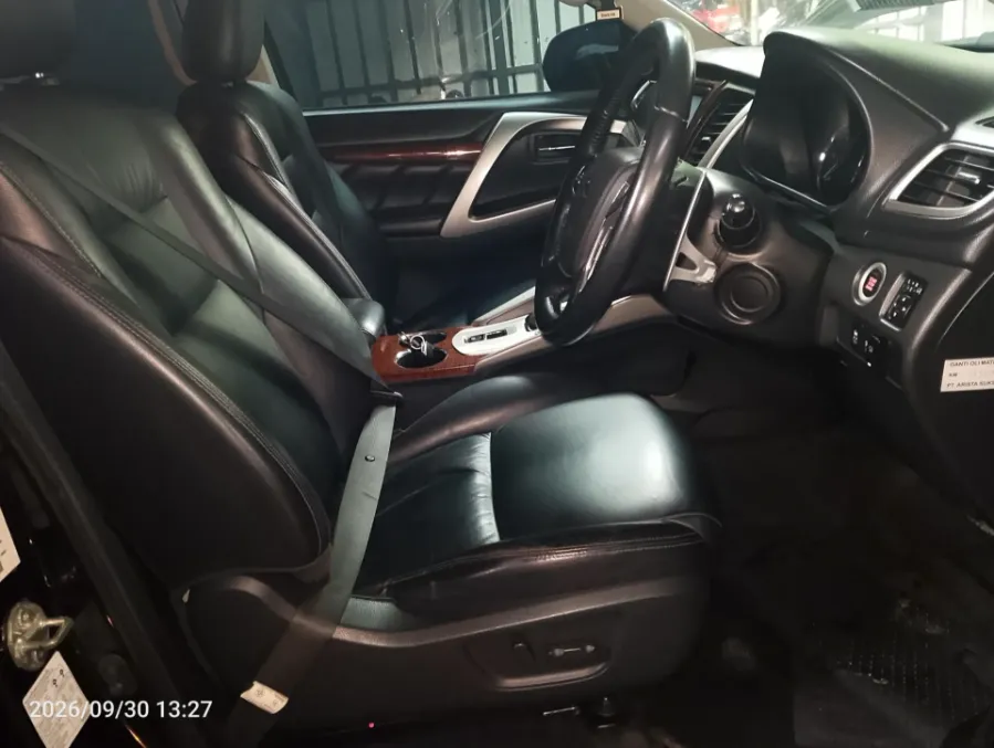 Foto Mobil Bekas Kabin Depan Mitsubishi Pajero Sport 2.4 Dakar 4X2 tahun 2017