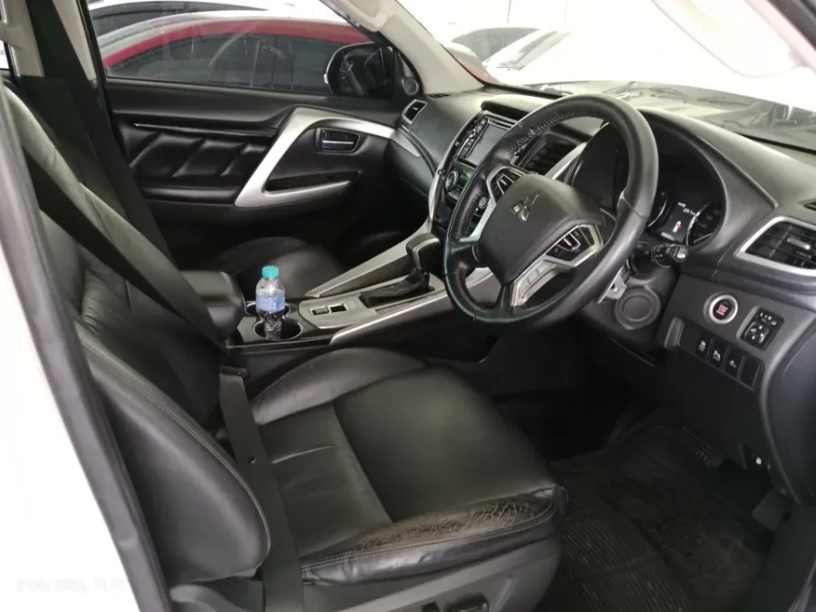 Foto Mobil Bekas Kabin Depan Mitsubishi Pajero Sport 2.4 Dakar 4X2 tahun 2017