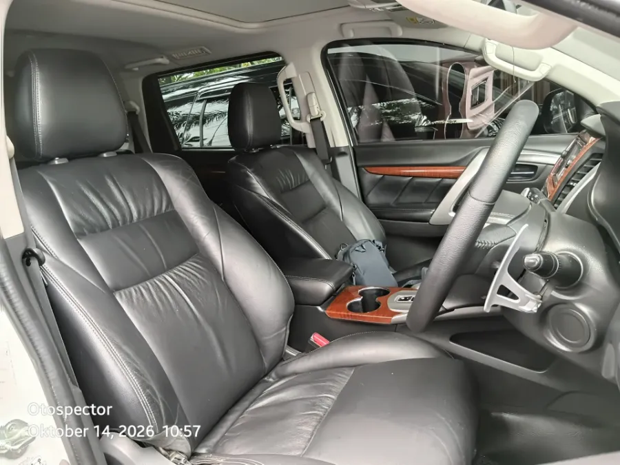 Foto Mobil Bekas Kabin Depan Mitsubishi Pajero Sport 2.4 Dakar 4X2 tahun 2017