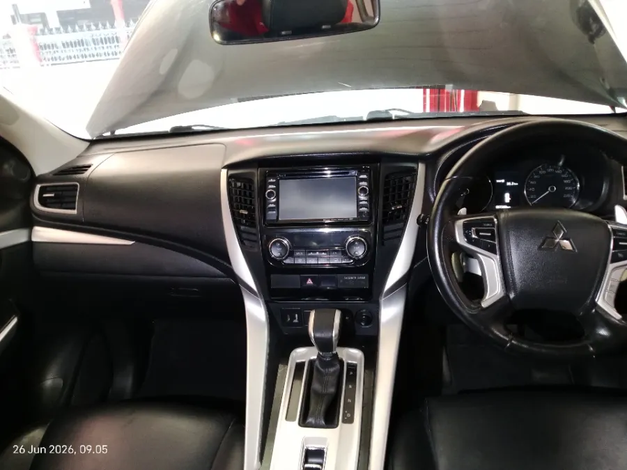 Foto Mobil Bekas Dashboard Mitsubishi Pajero Sport 2.4 Dakar 4X2 tahun 2018