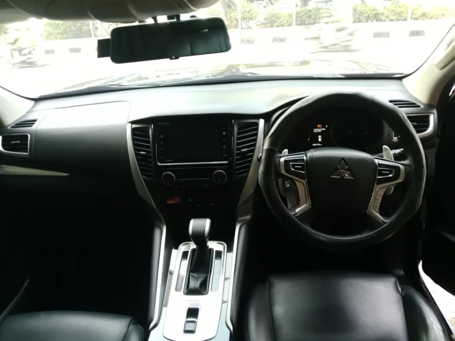 Foto Mobil Bekas Dashboard Mitsubishi Pajero Sport 2.4 Dakar 4X2 tahun 2018