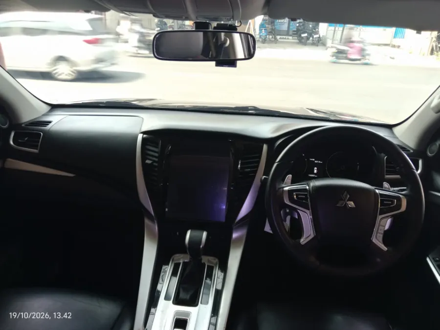 Foto Mobil Bekas Dashboard Mitsubishi Pajero Sport 2.4 Dakar 4X2 tahun 2018