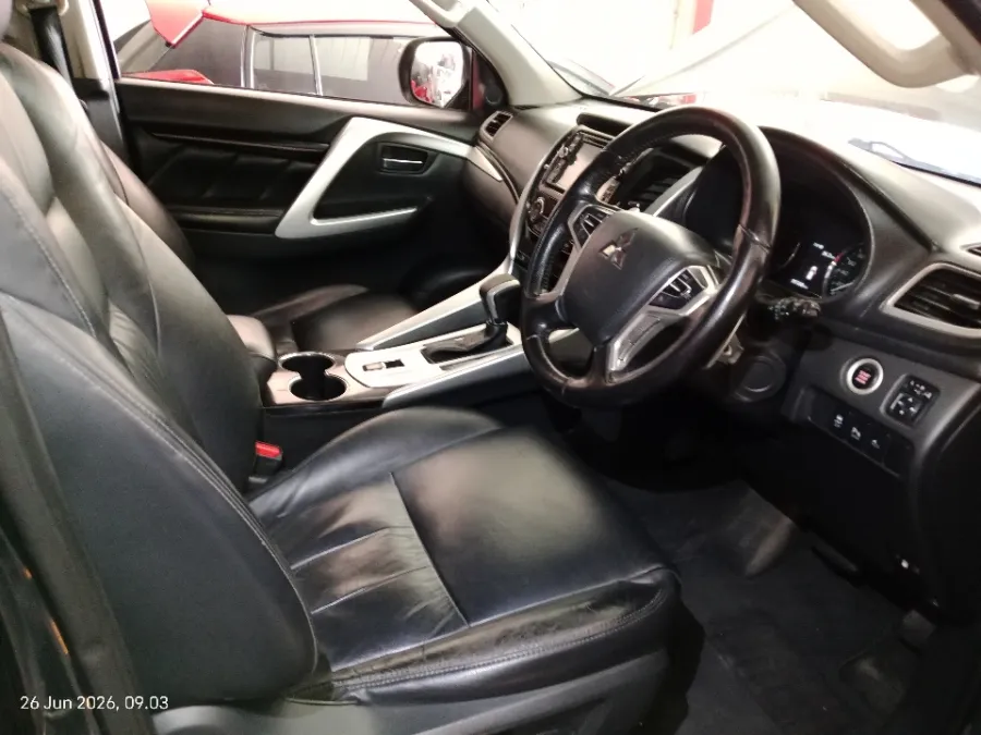 Foto Mobil Bekas Kabin Depan Mitsubishi Pajero Sport 2.4 Dakar 4X2 tahun 2018