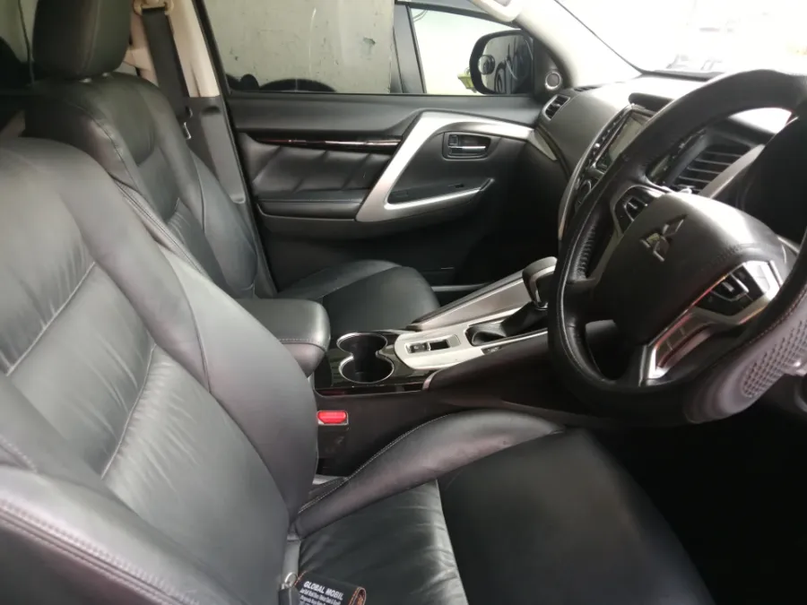 Foto Mobil Bekas Kabin Depan Mitsubishi Pajero Sport 2.4 Dakar 4X2 tahun 2018