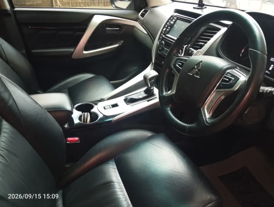 Foto Mobil Bekas Kabin Depan Mitsubishi Pajero Sport 2.4 Dakar 4X2 tahun 2018