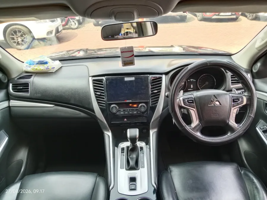 Foto Mobil Bekas Dashboard Mitsubishi Pajero Sport 2.4 Dakar 4X2 tahun 2019