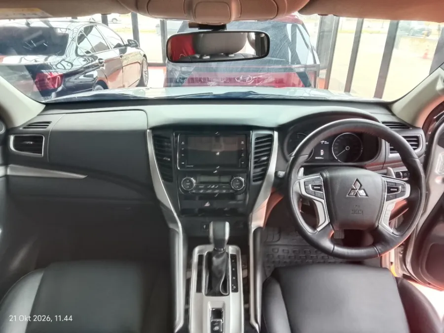 Foto Mobil Bekas Dashboard Mitsubishi Pajero Sport 2.4 Dakar 4X2 tahun 2019