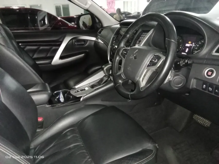 Foto Mobil Bekas Kabin Depan Mitsubishi Pajero Sport 2.4 Dakar 4X2 tahun 2019