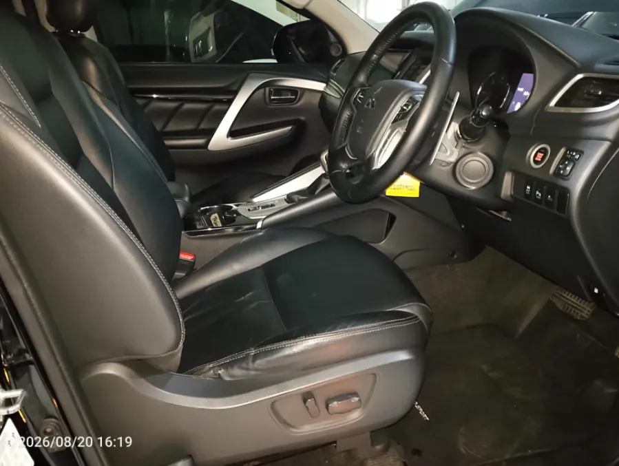 Foto Mobil Bekas Kabin Depan Mitsubishi Pajero Sport 2.4 Dakar 4X2 tahun 2019