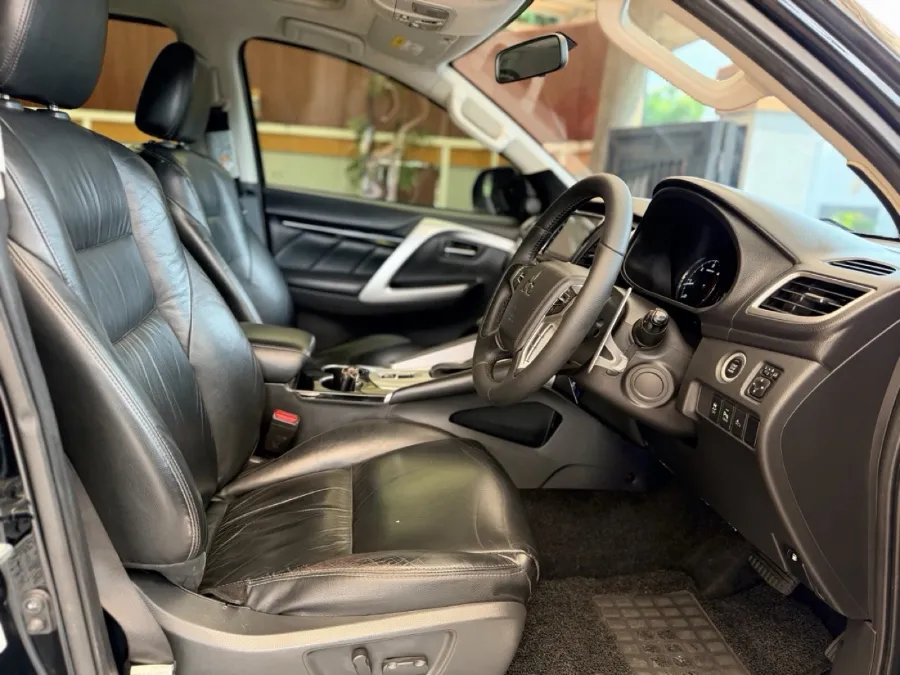 Foto Mobil Bekas Kabin Depan Mitsubishi Pajero Sport 2.4 Dakar 4X2 tahun 2019