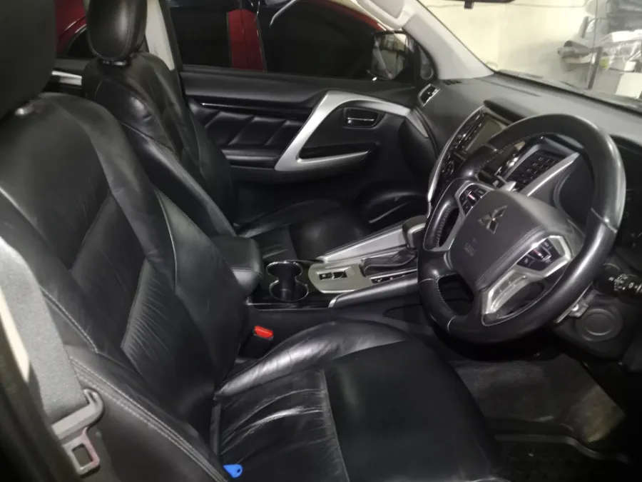 Foto Mobil Bekas Kabin Depan Mitsubishi Pajero Sport 2.4 Dakar 4X2 tahun 2019