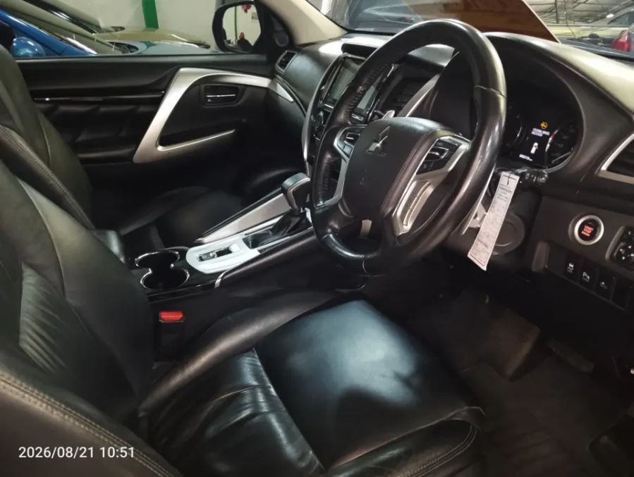 Foto Mobil Bekas Kabin Depan Mitsubishi Pajero Sport 2.4 Dakar 4X2 tahun 2019