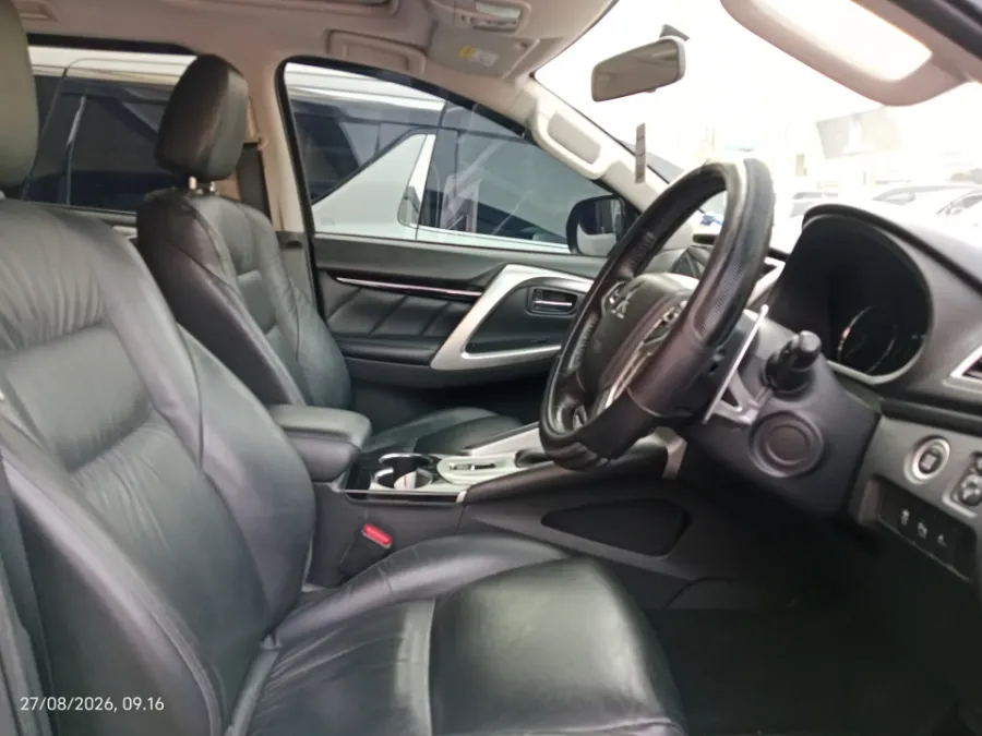 Foto Mobil Bekas Kabin Depan Mitsubishi Pajero Sport 2.4 Dakar 4X2 tahun 2019