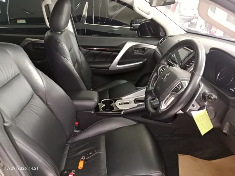 Foto Mobil Bekas Kabin Depan Mitsubishi Pajero Sport 2.4 Dakar 4X2 tahun 2019