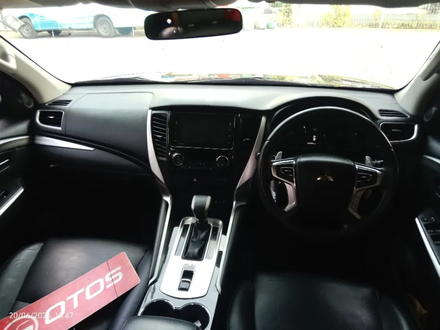 Foto Mobil Bekas Dashboard Mitsubishi Pajero Sport 2.4 Dakar 4X2 tahun 2020