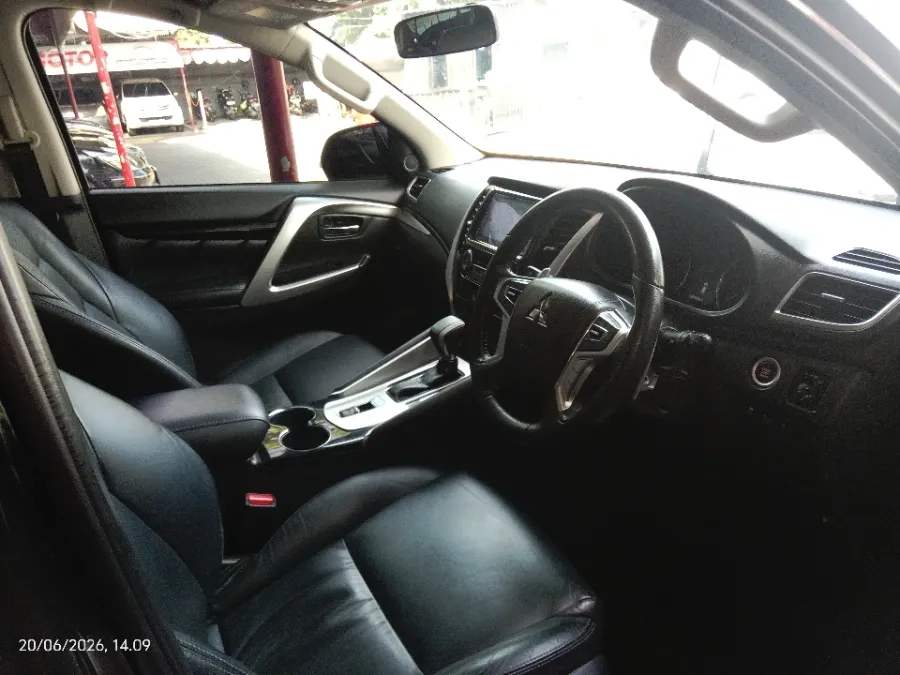 Foto Mobil Bekas Kabin Depan Mitsubishi Pajero Sport 2.4 Dakar 4X2 tahun 2020