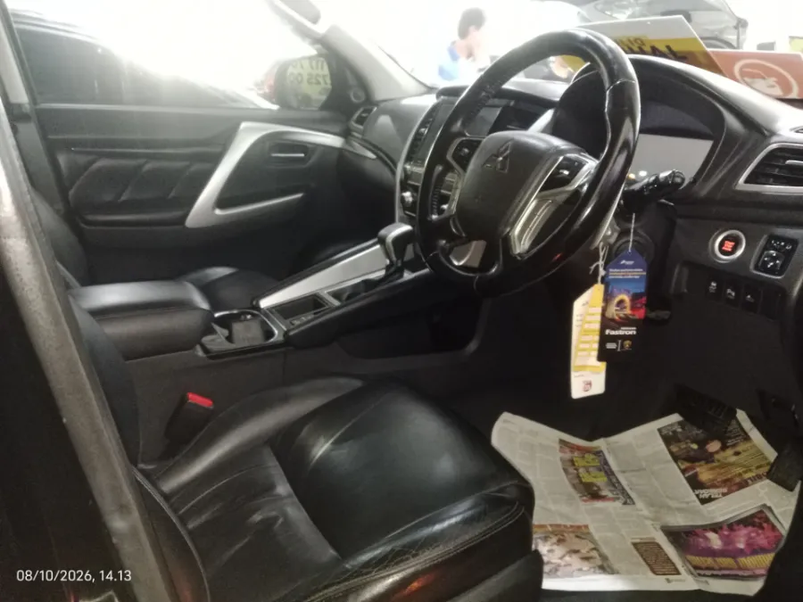 Foto Mobil Bekas Kabin Depan Mitsubishi Pajero Sport 2.4 Dakar 4X2 tahun 2022