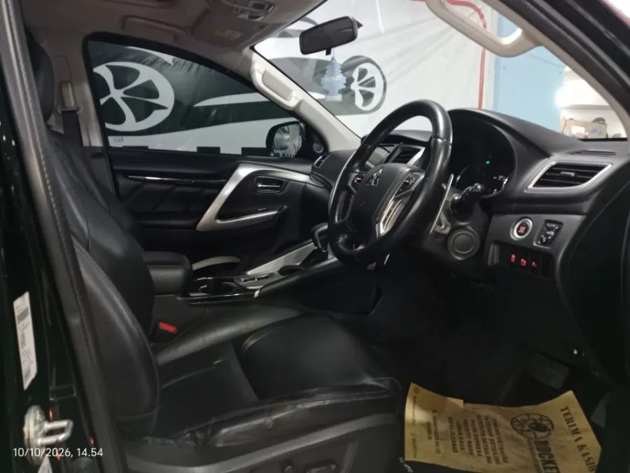 Foto Mobil Bekas Kabin Depan Mitsubishi Pajero Sport 2.4 Dakar 4X2 tahun 2020