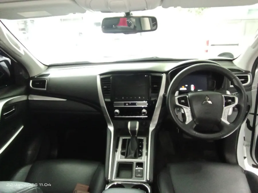 Foto Mobil Bekas Dashboard Mitsubishi Pajero Sport 2.4 Dakar 4X2 tahun 2021