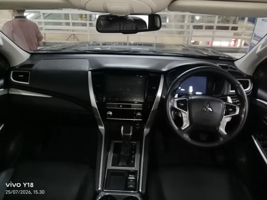 Foto Mobil Bekas Dashboard Mitsubishi Pajero Sport 2.4 Dakar 4X2 tahun 2021