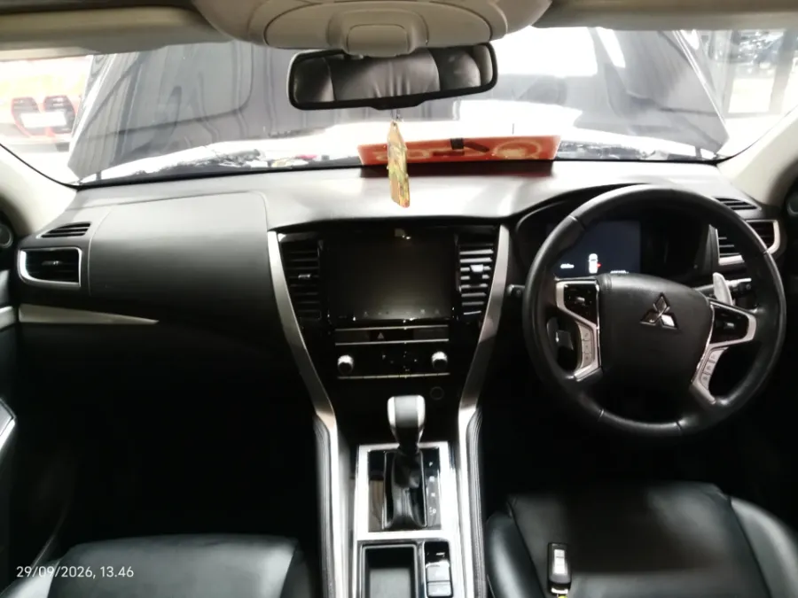 Foto Mobil Bekas Dashboard Mitsubishi Pajero Sport 2.4 Dakar 4X2 tahun 2021