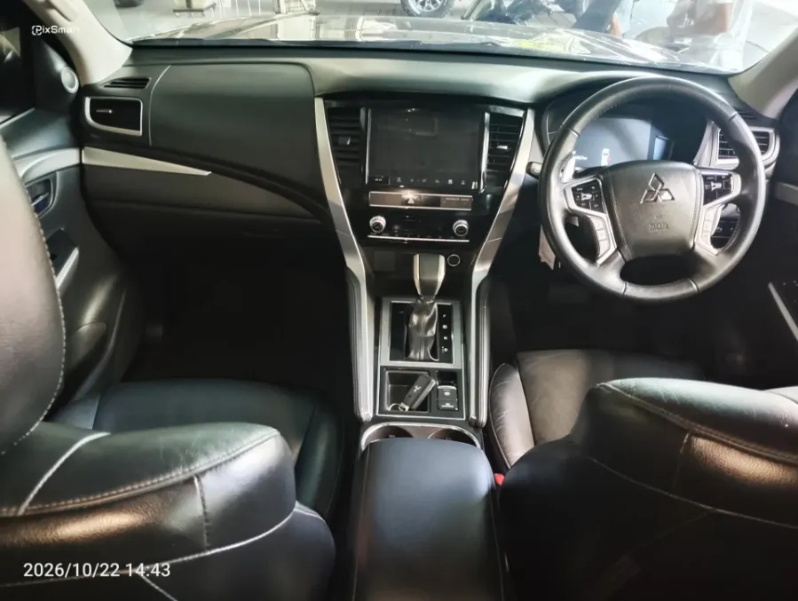 Foto Mobil Bekas Dashboard Mitsubishi Pajero Sport 2.4 Dakar 4X2 tahun 2021