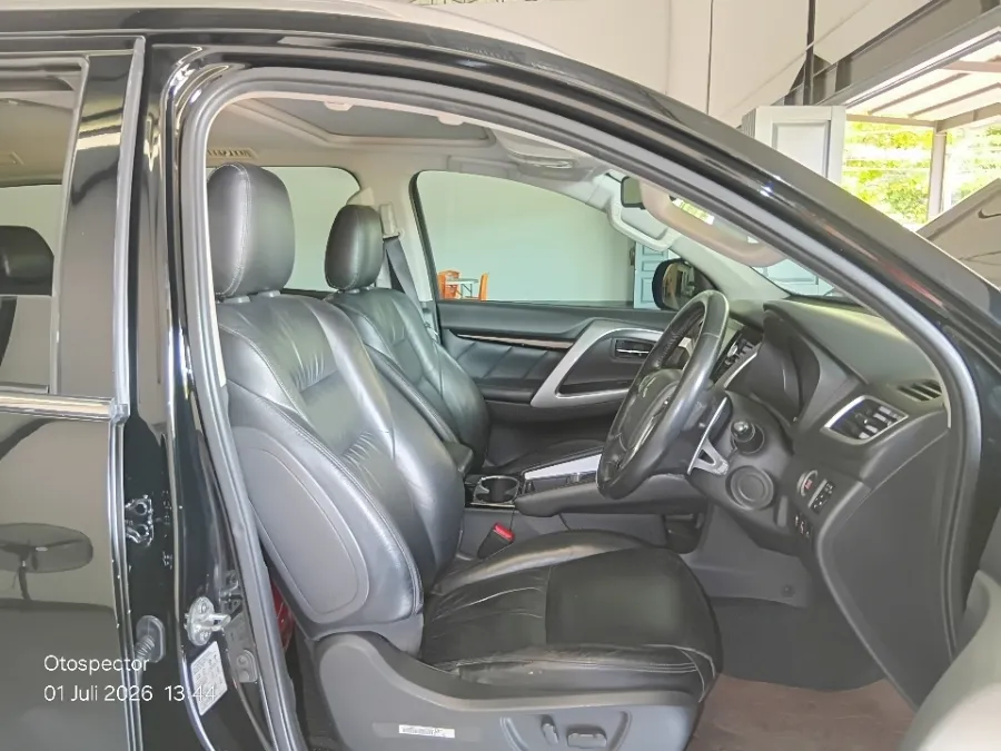 Foto Mobil Bekas Kabin Depan Mitsubishi Pajero Sport 2.4 Dakar 4X2 tahun 2021