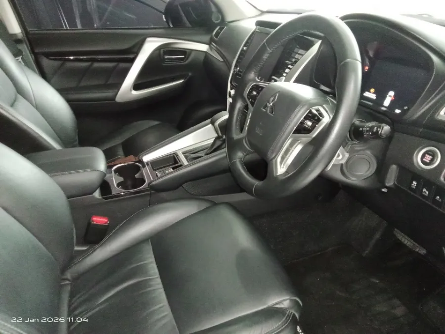 Foto Mobil Bekas Kabin Depan Mitsubishi Pajero Sport 2.4 Dakar 4X2 tahun 2021