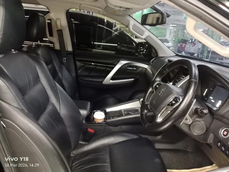 Foto Mobil Bekas Kabin Depan Mitsubishi Pajero Sport 2.4 Dakar 4X2 tahun 2021