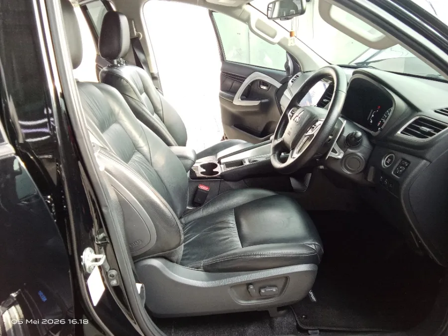 Foto Mobil Bekas Kabin Depan Mitsubishi Pajero Sport 2.4 Dakar 4X2 tahun 2021