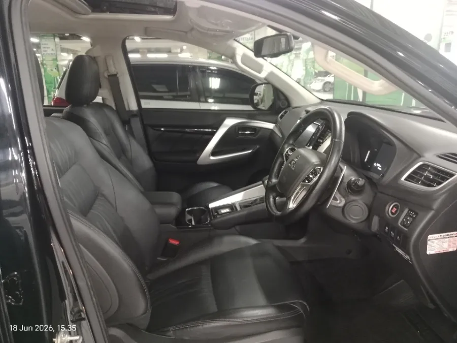 Foto Mobil Bekas Kabin Depan Mitsubishi Pajero Sport 2.4 Dakar 4X2 tahun 2021