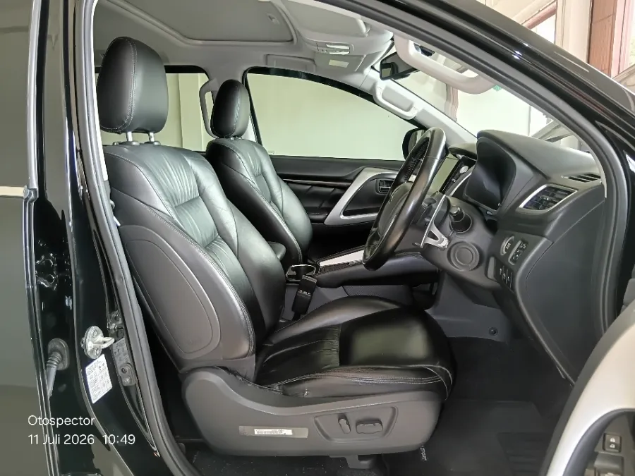 Foto Mobil Bekas Kabin Depan Mitsubishi Pajero Sport 2.4 Dakar 4X2 tahun 2021